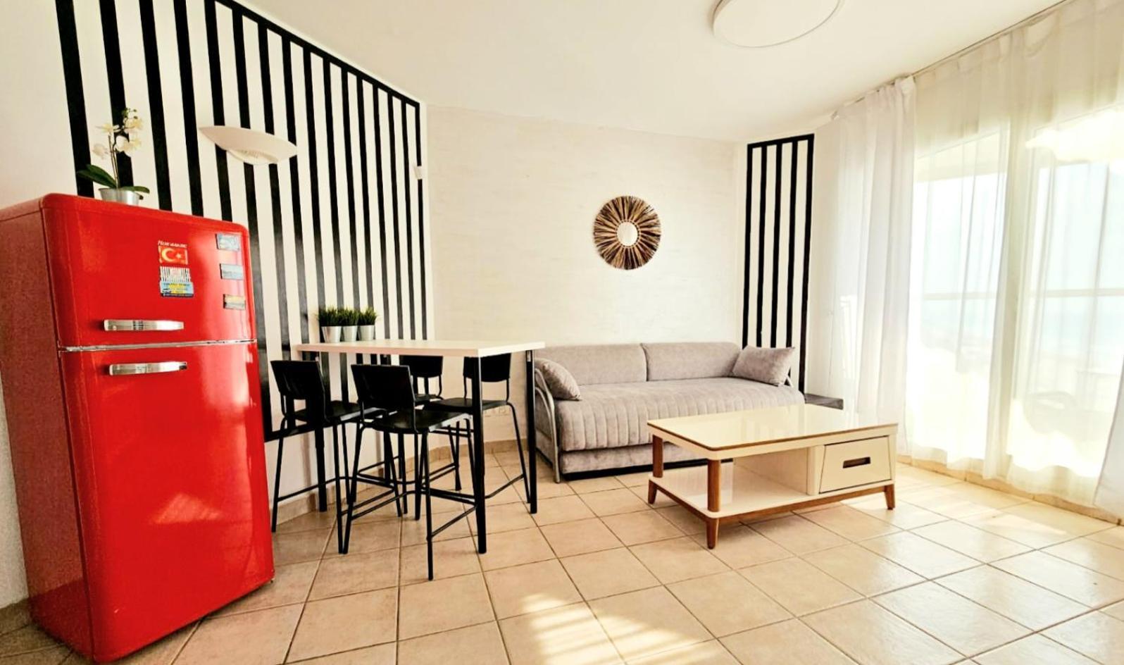 Go To Apartments In Leonardo Бат Ям Стая снимка