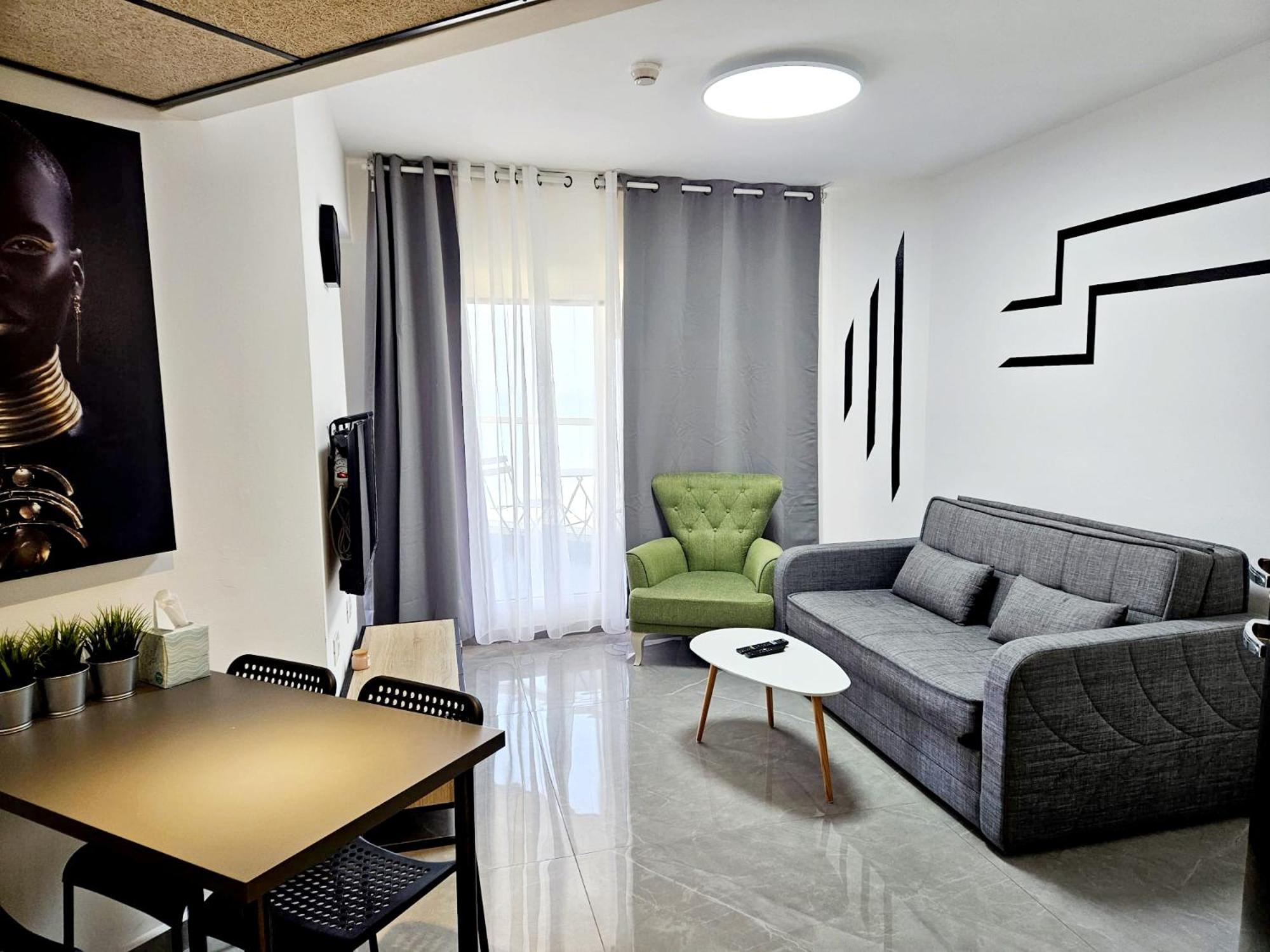 Go To Apartments In Leonardo Бат Ям Стая снимка