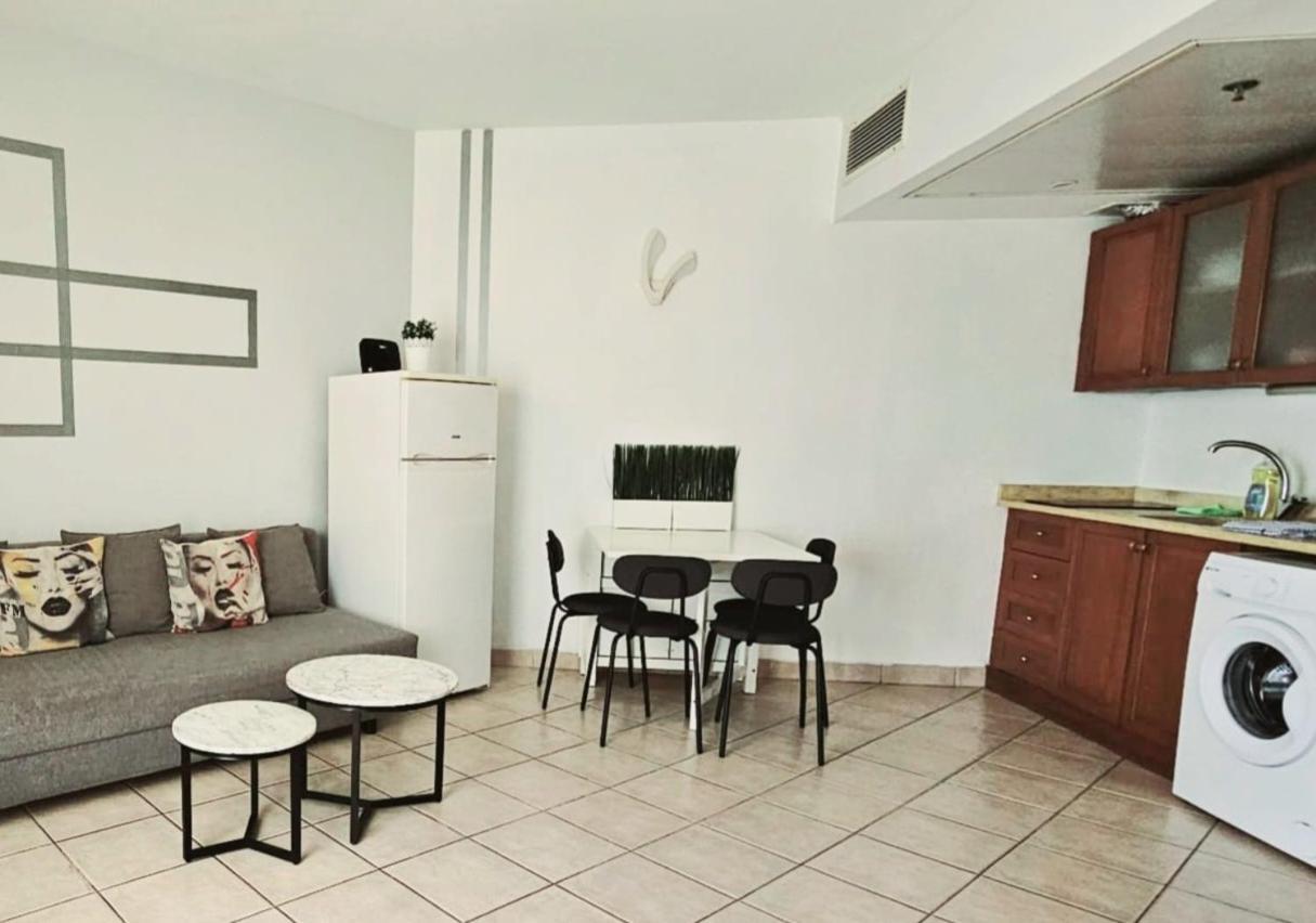 Go To Apartments In Leonardo Бат Ям Стая снимка